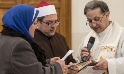 Monza, l'imam prega in chiesa per la pace