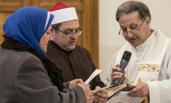 Monza, l’imam prega in chiesa per la pace