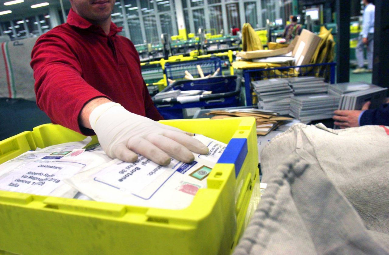 I numeri di Poste Italiane in Brianza: 15 centri di distribuzione, 35 Postamat e 120 uffici postali