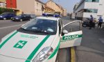 Monzese senza assicurazione centra un'auto per sfuggire agli agenti