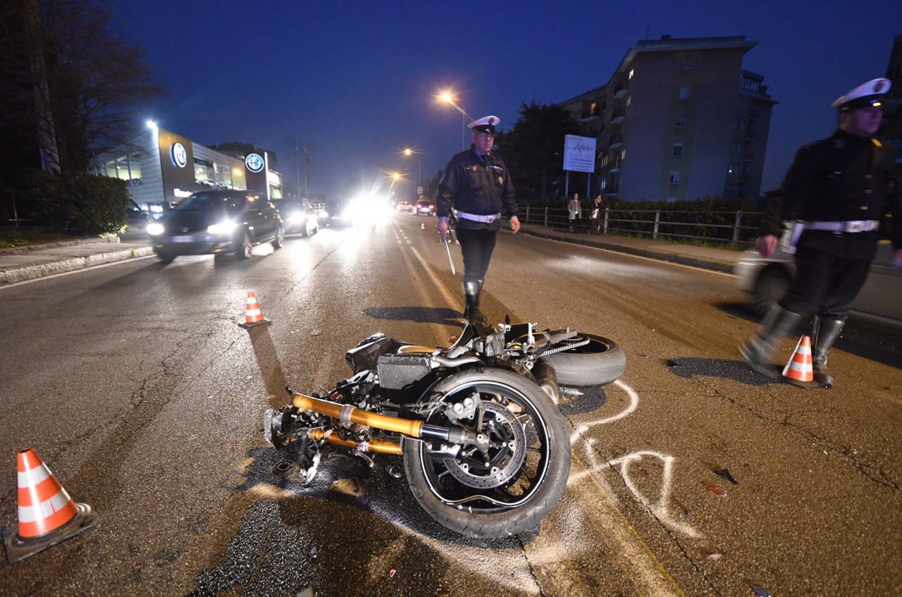 Moto contro un’auto a San Rocco di Monza: grave il centauro