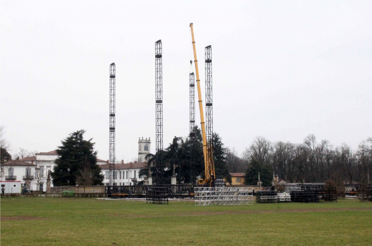 Nel Parco di Monza sta prendendo forma il palco di Papa Francesco
