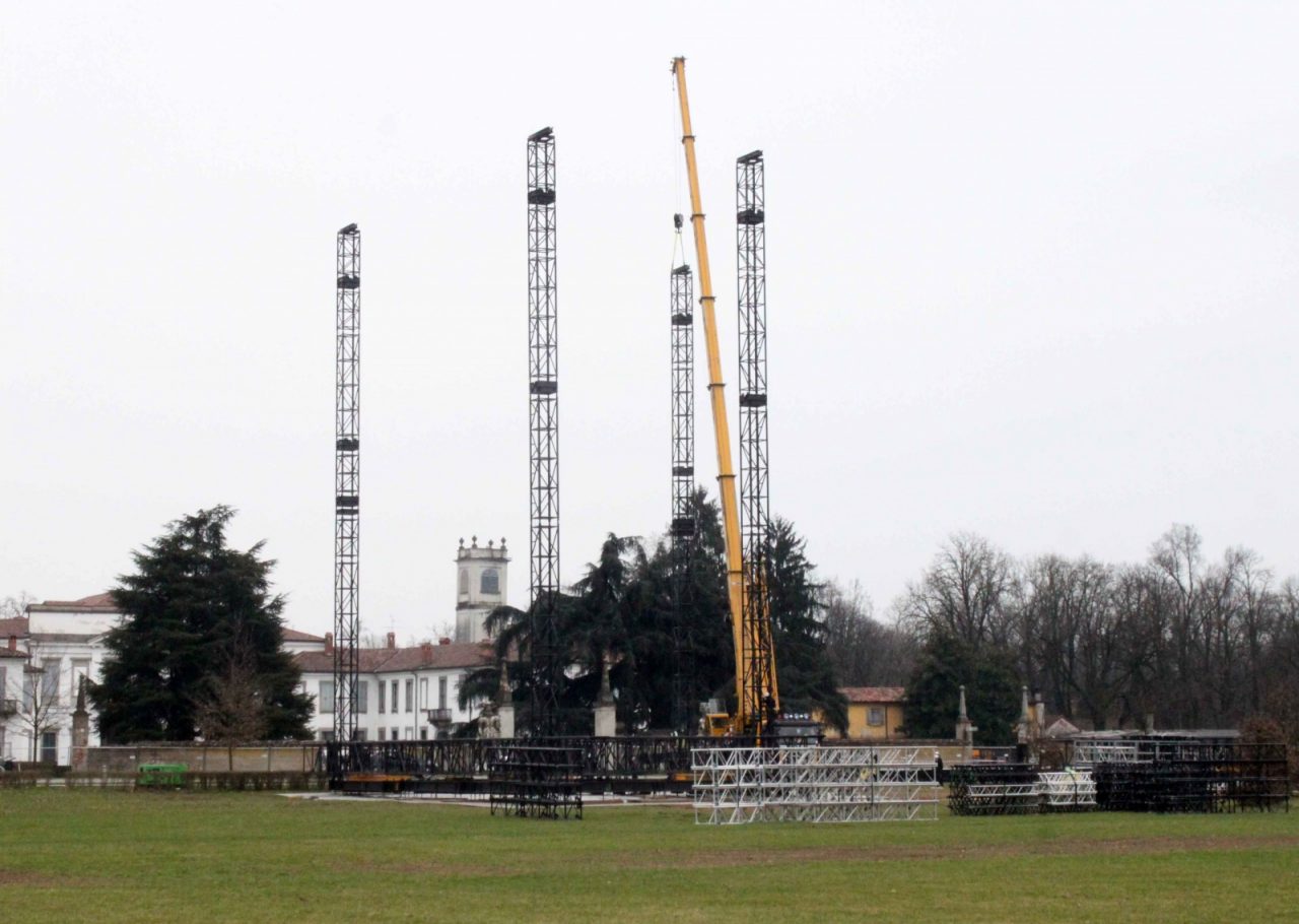 Nel Parco prende forma il palco di Bergoglio