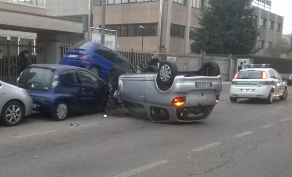 Nova Milanese – Perde il controllo  e fa strike contro le auto parcheggiate