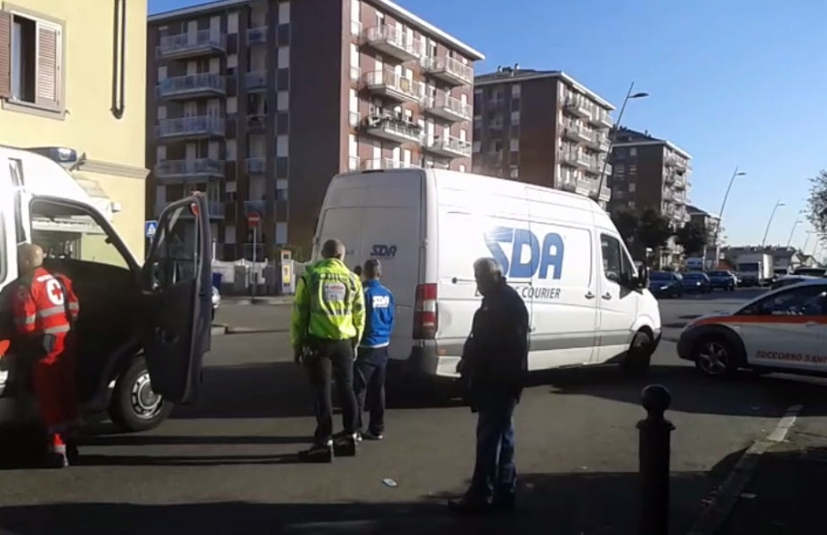 Pedone investito su viale Libertà a Monza (VIDEO)
