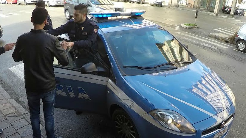 Minaccia moglie e figlia: stalker arrestato a Monza
