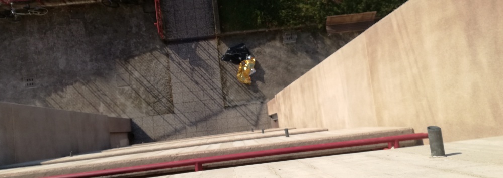 Precipita e muore dal 5° piano, non si sa chi sia e perché: giallo a Monza