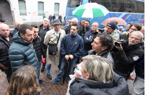 Profughi, protesta davanti alla Prefettura: Salvini a Monza