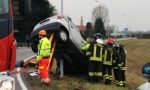 Roncello: l'auto decolla e finisce appesa a un palo, alla guida un minorenne - VIDEO