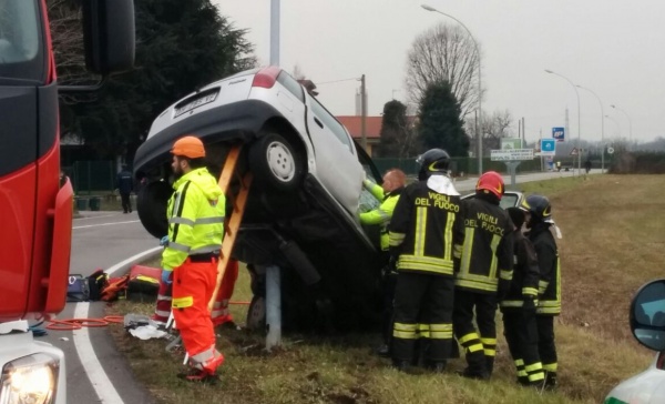 Roncello: l’auto decolla e finisce appesa a un palo, alla guida un minorenne – VIDEO