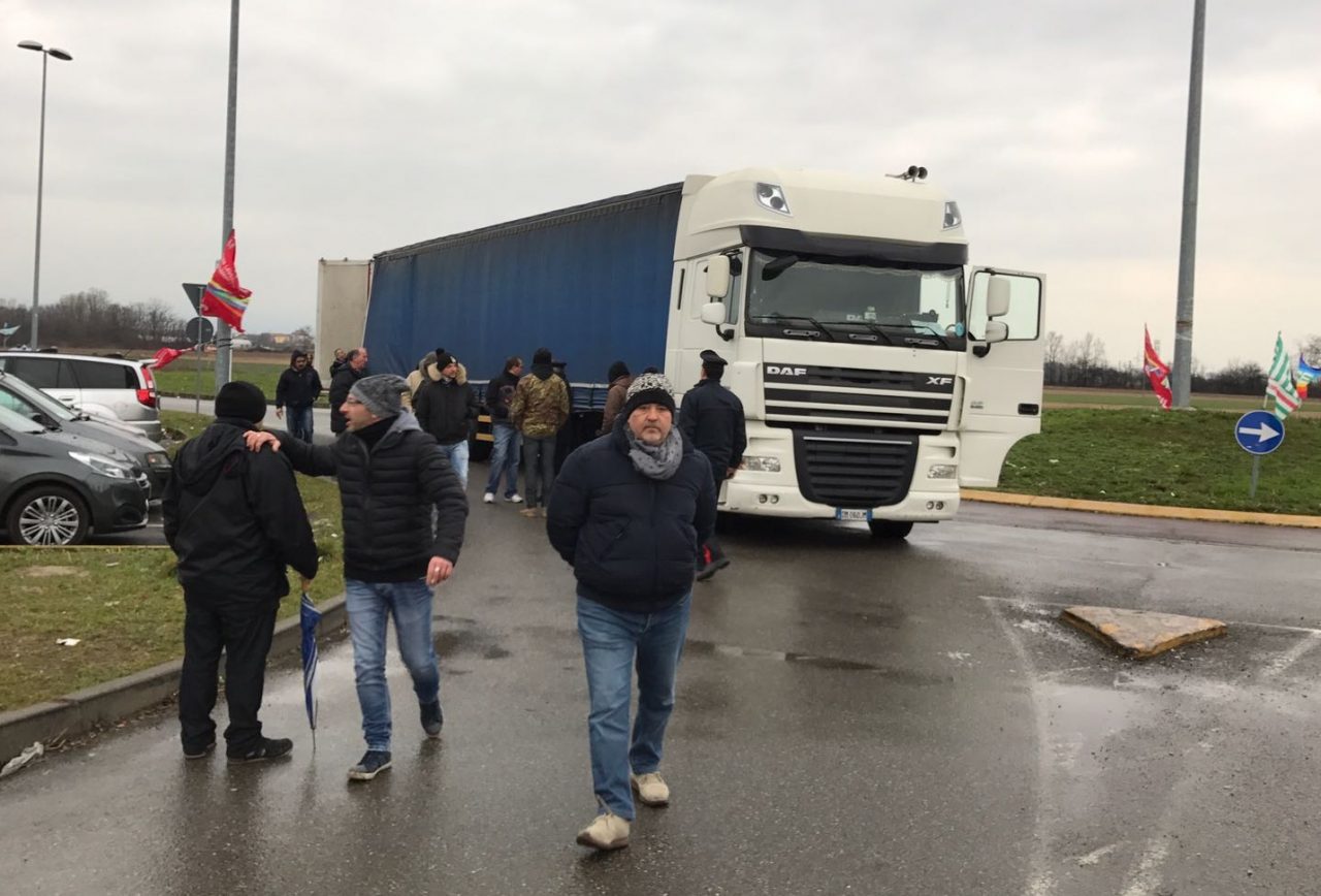Roncello, momenti di tensione alla K-Flex