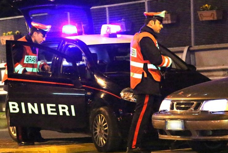 Rovescia tavoli e vassoi al McDonald’s di Monza, poi aggredisce i Carabinieri