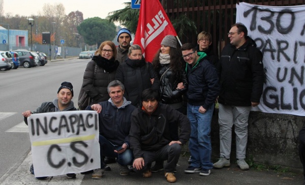 Salta l’accordo sindacale, nuova protesta degli operai davanti alla “Colombo Stile”