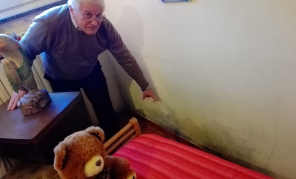 Sant’Albino, crepe nei muri e muffa: viaggio nelle case popolari da “incubo” di via Guardini