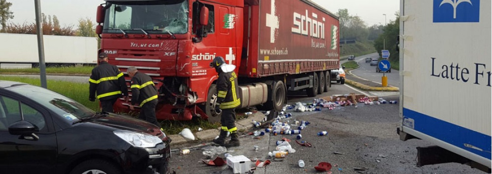 Scontro fra camion a Usmate, svicolo allagato dal… latte
