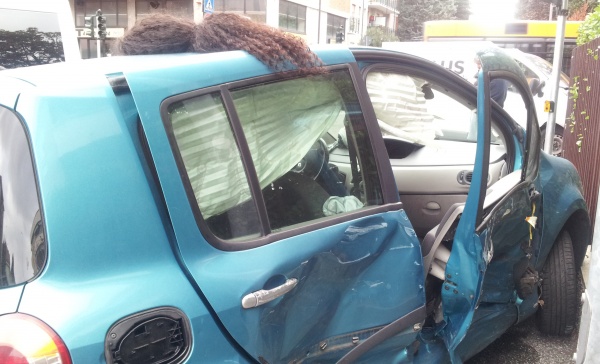 Semaforo “ingannatore”: nella carambola, auto sulla ringhiera del palazzo
