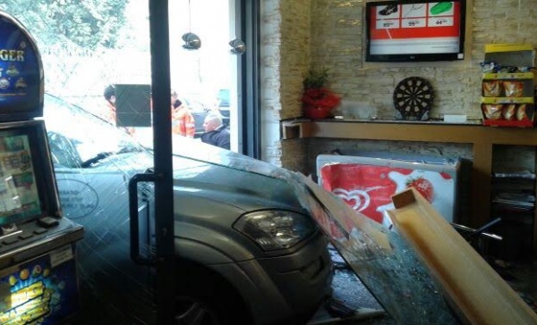 Seregno: auto entra… al bar (VIDEO)