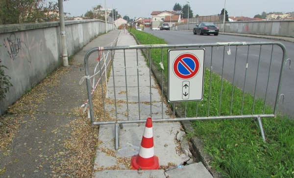 Seregno: un ponte pericoloso sopra la ferrovia