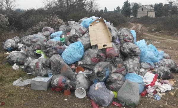 Seregno: una discarica accanto ai defunti