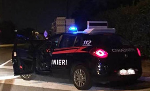 Sorprende i ladri in casa, pestato un vimercatese