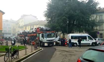 Tir arriva fino in centro a Monza e rimane imbottigliato davanti al Tribunale