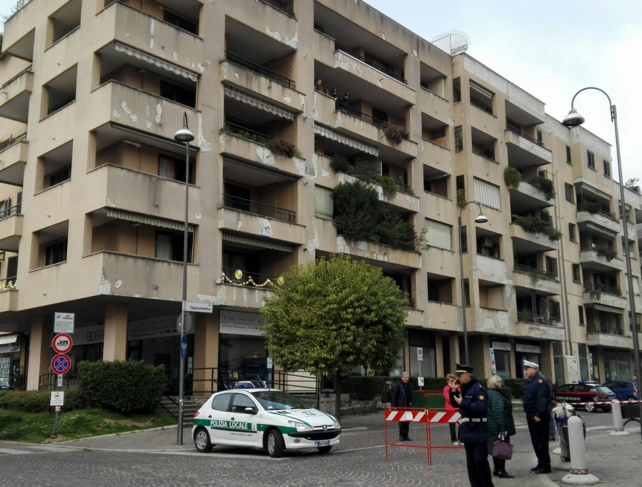 Tragedia in centro, si lancia nel vuoto ex autista di Gucci