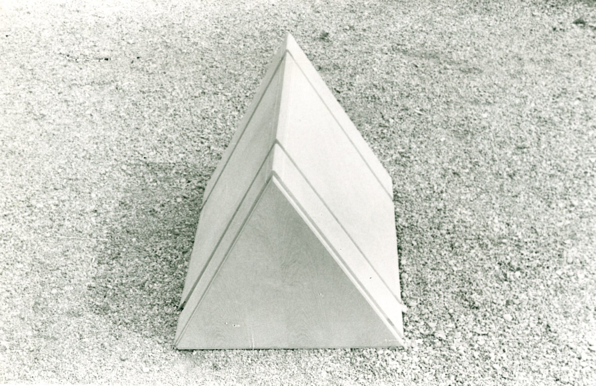 Ugo La Pietra, prototipo di un elemento del progetto Occultamento, 1972 - Foto 1 (1)