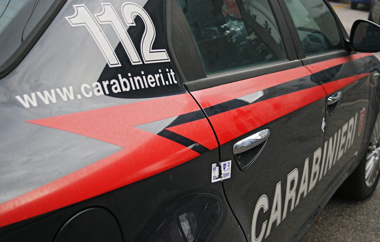 Un 33enne colpito alla testa da due rapinatori