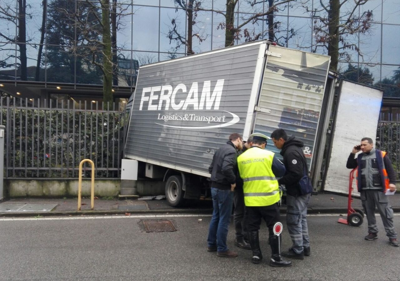 Un camion sfonda il cancello della Rottapharm