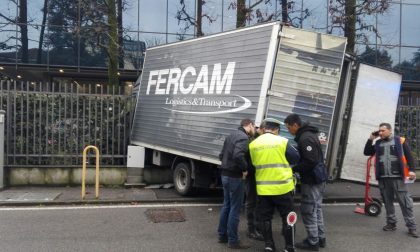 Un camion sfonda il cancello della Rottapharm