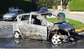 Usmate Velate, auto prende fuoco: paura in via della Brina