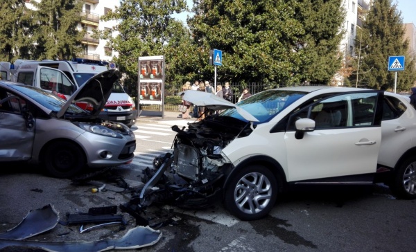 (VIDEO) La rabbia di un cittadino monzese: “In via Bixio un incidente a settimana, non ne possiamo più”