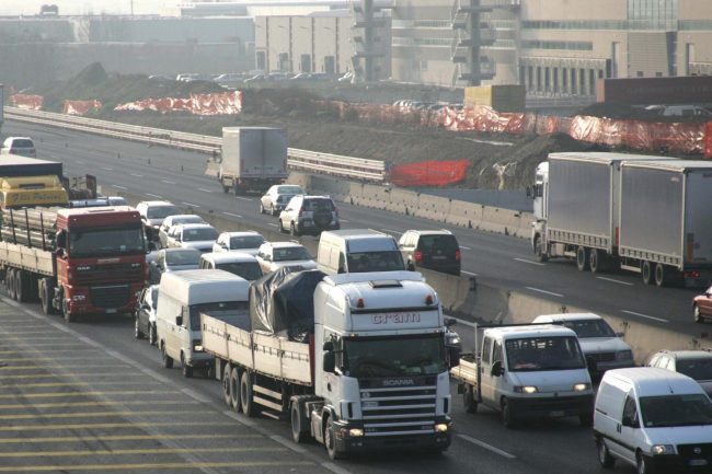Auto si ribalta in A4, traffico paralizzato tra Sesto e Cinisello