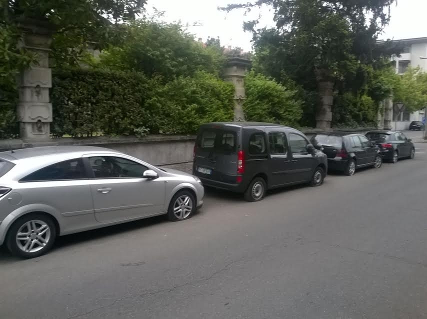 Seregno, vandali scatenati contro le auto in sosta