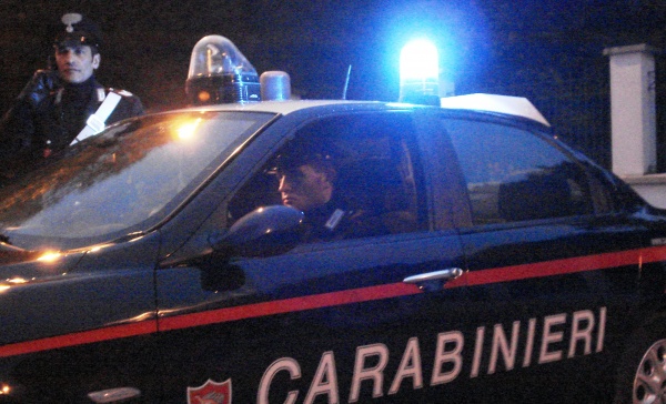 Varedo, droga e due machete in auto, arrestato spacciatore