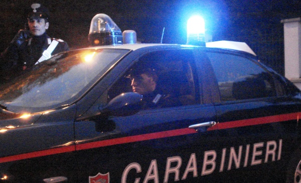 Varedo, ubriaco si scaglia contro la vetrina di un negozio e si toglie le mutande