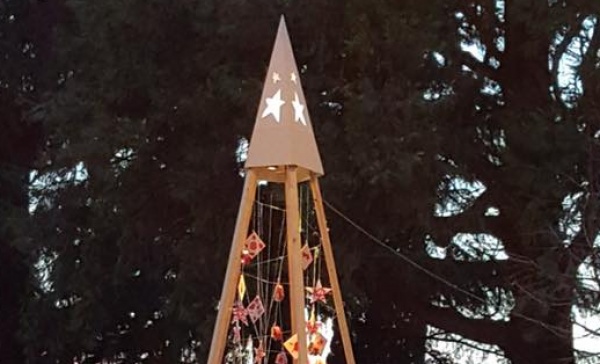 Veduggio – Sgarbi stronca l’albero di Natale in centro