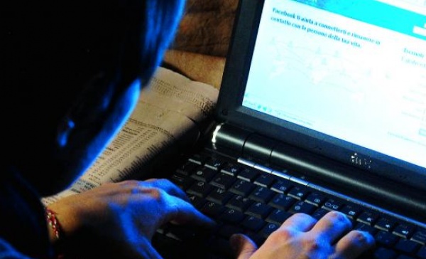 Ventenne inneggiava alla pedofilia su Facebook