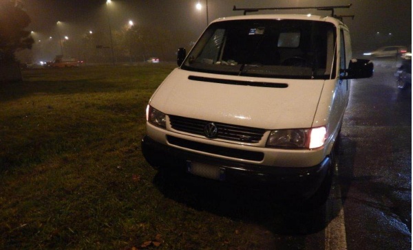 Villasanta, bimbo vola fuori dall’auto e finisce sotto un furgone: bimbo miracolato