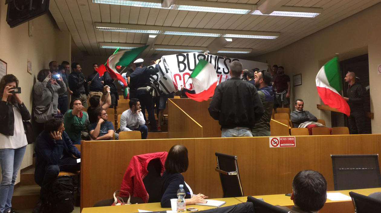 Monza: CasaPound, blitz in Consiglio comunale. VIDEO