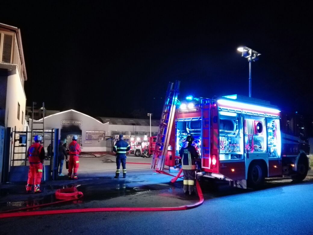 Monza: capannone pieno d’auto a fuoco a San Fruttuoso questa sera