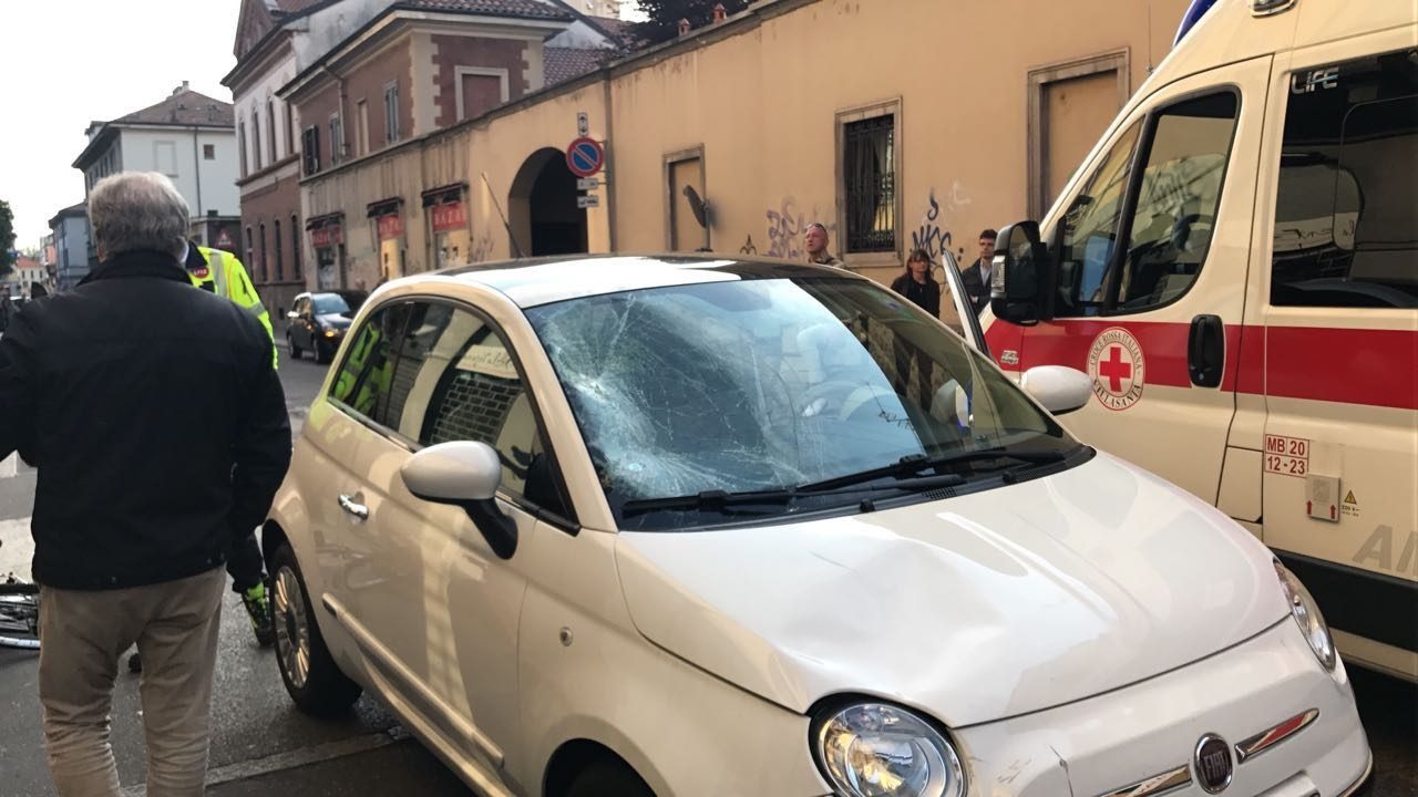 Era al volante ubriaca e si stava scattando un selfie quando ha travolto una famiglia