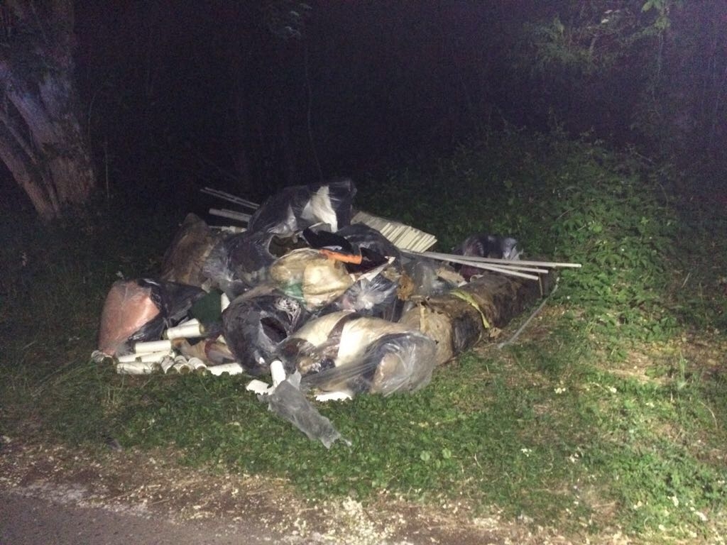 Abbandona rifiuti edili in strada: denunciato