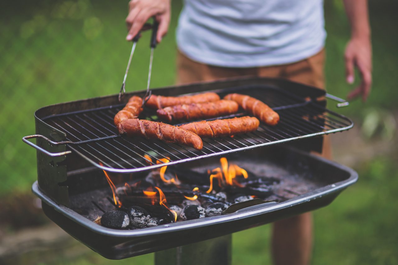 Getta materasso sul barbecue in fiamme: grigliata si trasforma in incendio