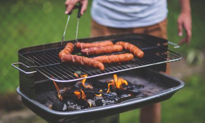 Getta materasso sul barbecue in fiamme: grigliata si trasforma in incendio