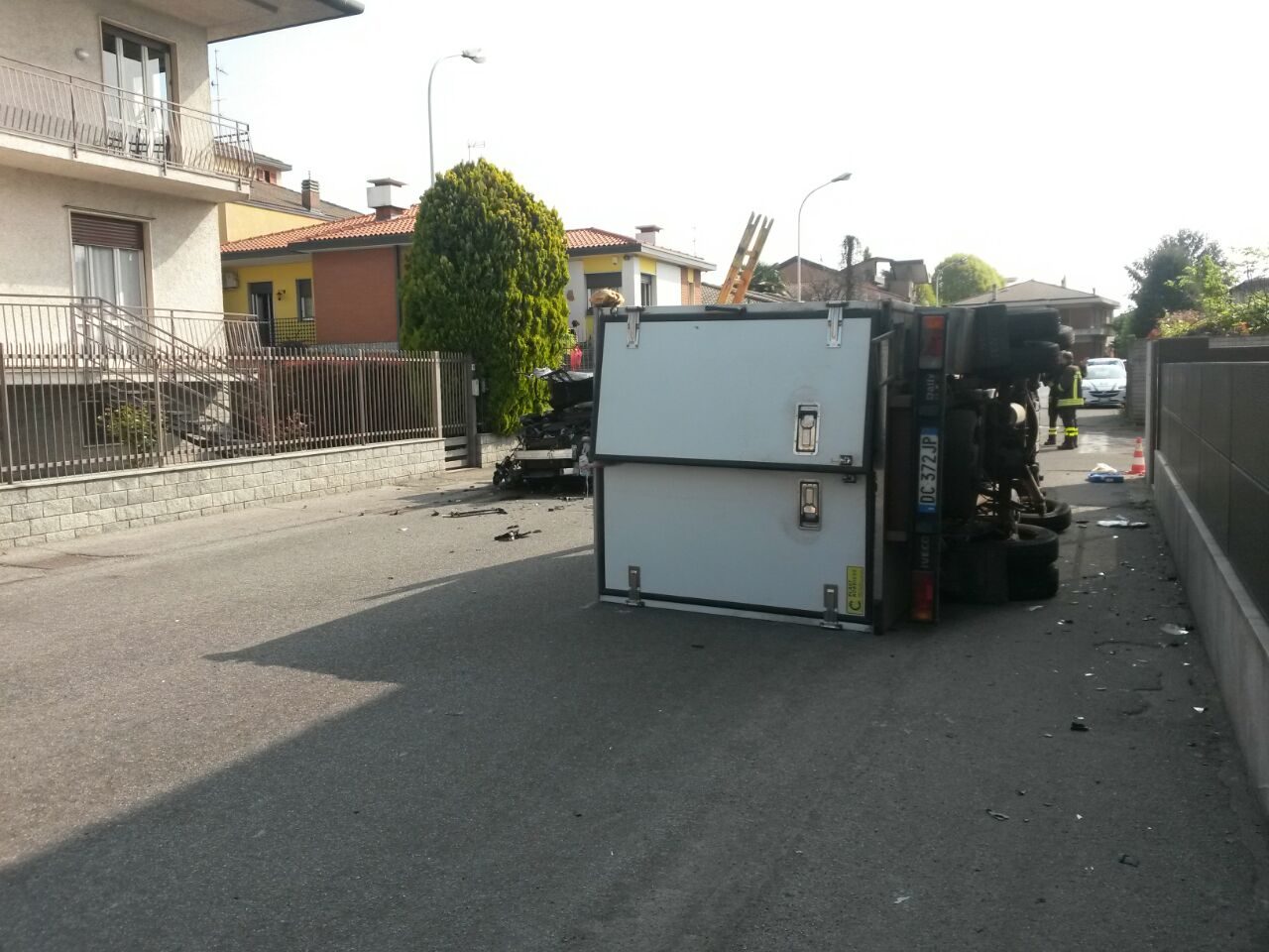 Seregno, incidente all’incrocio: camion frigo si ribalta