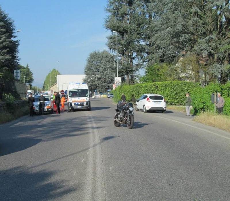 Motociclista cade dal mezzo: statale bloccata a Carnate
