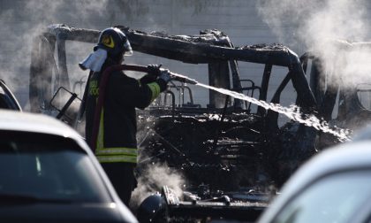 Esplode bombola in deposito camper: 20 mezzi bruciati (Fotogallery)