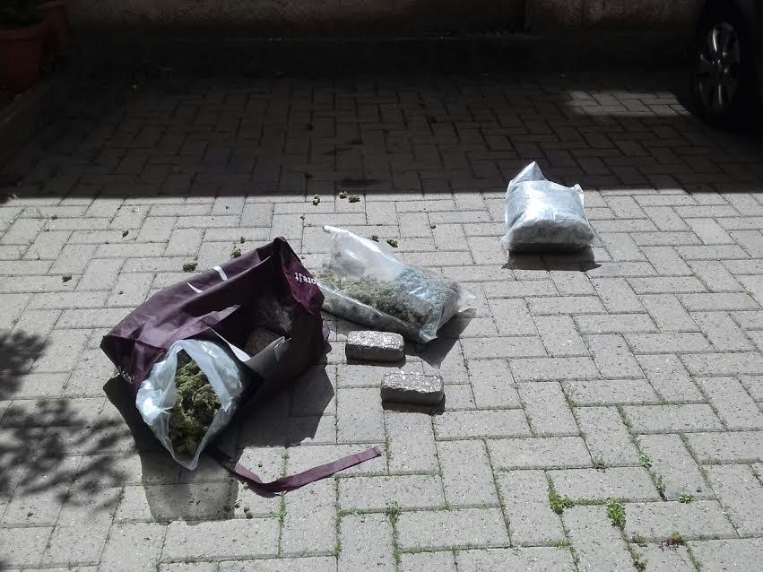 Lanciano dal quarto piano 6,5 chili di droga per evitare l’arresto