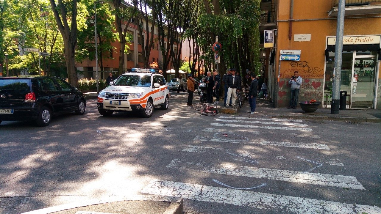 Ciclista travolto da un furgone a Monza